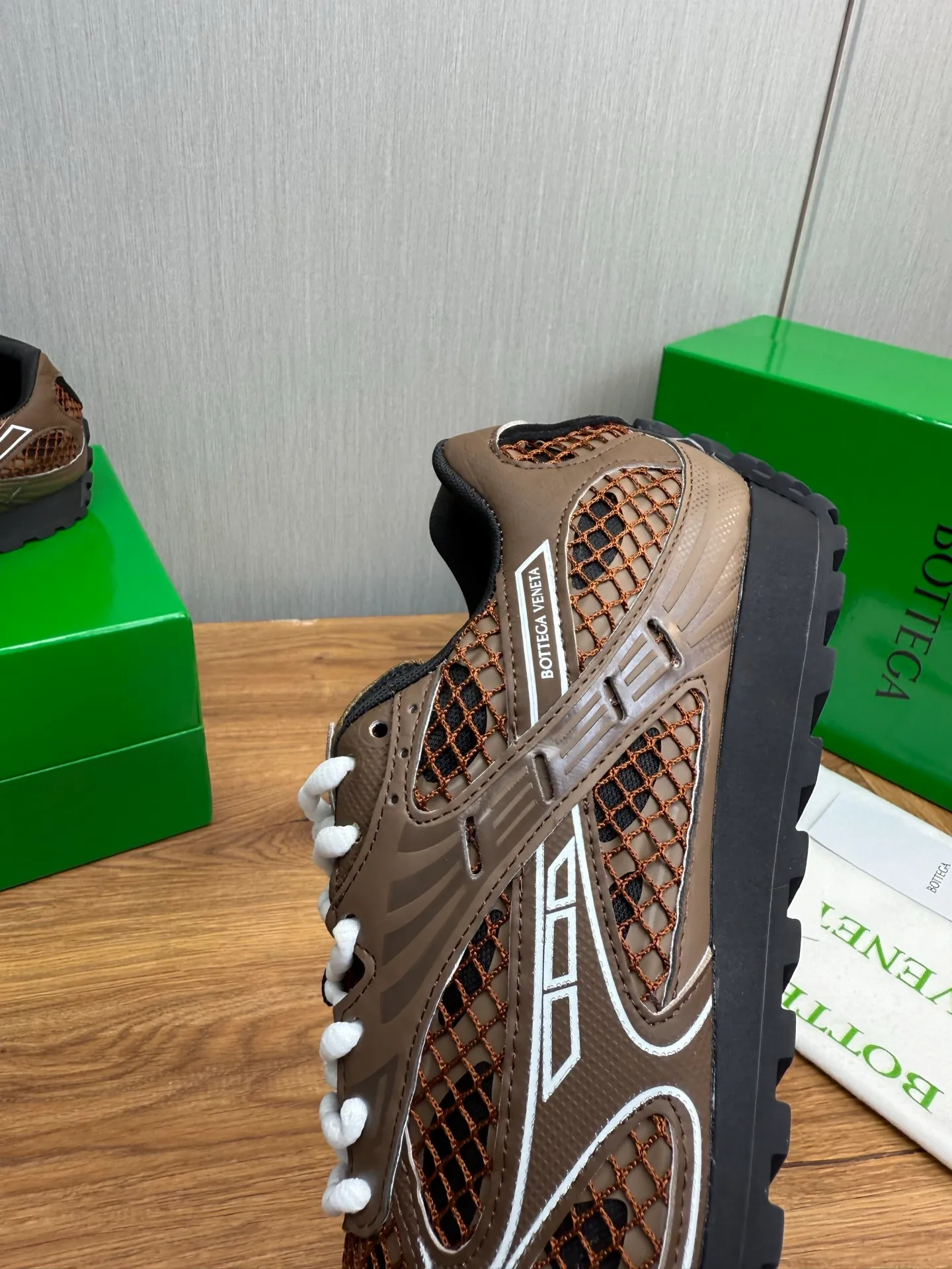 Men's men's shoes 💰620💰 BV top version 𝘽𝙊𝙏𝙏𝙀𝙂𝘼 𝙑𝙀𝙉𝙀𝙏𝘼 Orbit sneakers Wang Yibo same style couple style dad shoes 🩷💚 Runner sneakers, made of lightweight technical mesh fabric. Features a geometric patterned rubber outsole. Pay attention to the package craftsmanship ❕ High version shipping ❗️ Very nice, durable to play with and durable to make ✔️ Standard version 💯💯 The outsole is made of color-blocked TPU outsole. Women’s model 35-41 (40 41 customized) Men’s model 39-46 (45.46 customized) Equipped with original packaging